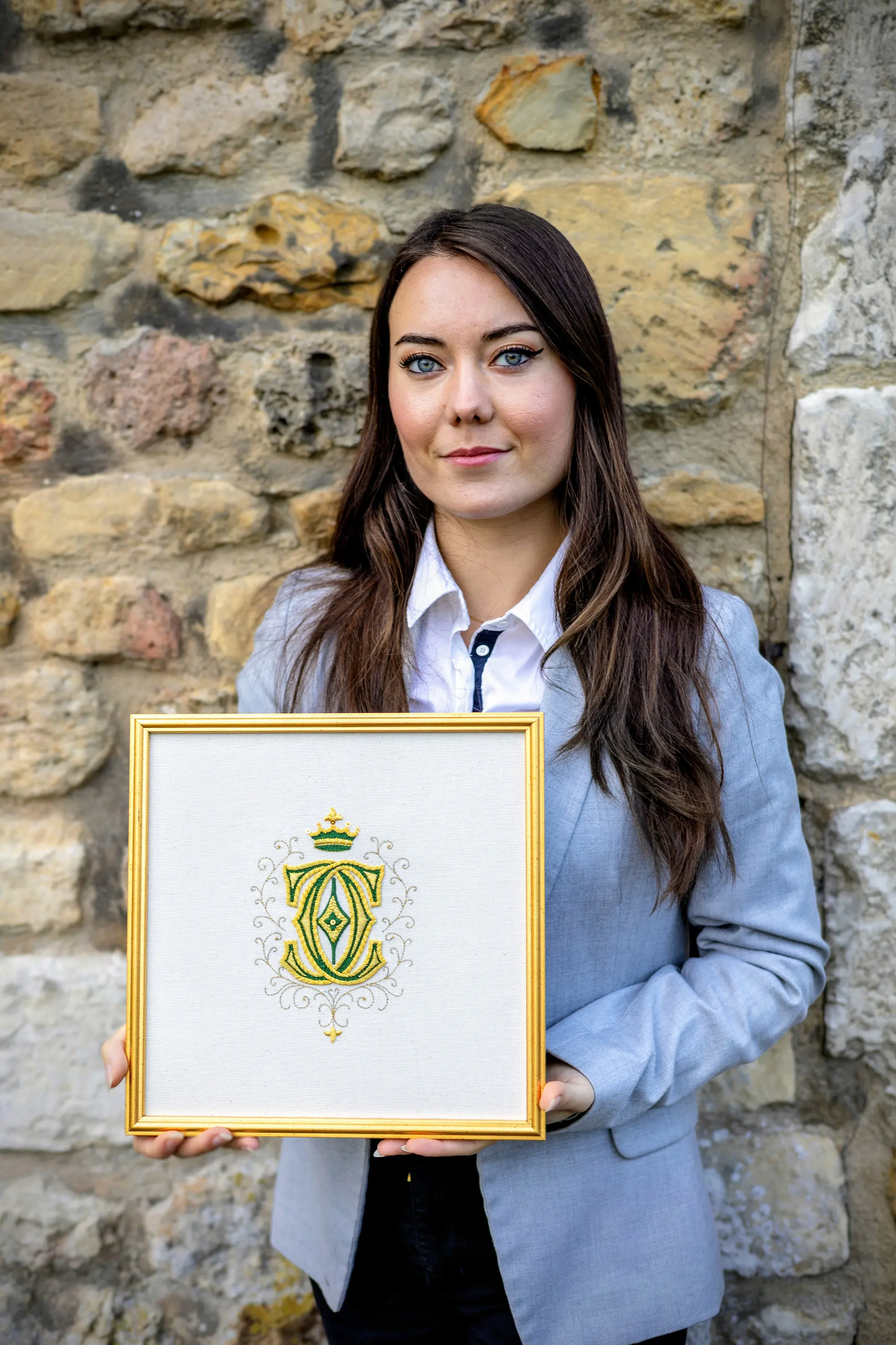 Constance Chartier, brodeuse au fil d'or, monogramme